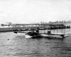 Benoist taxiing on water close to shore, c. 1914.