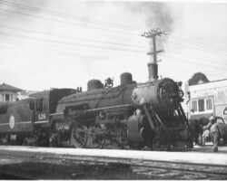 Steam engine No. 426 at ACL depot. c. 1945